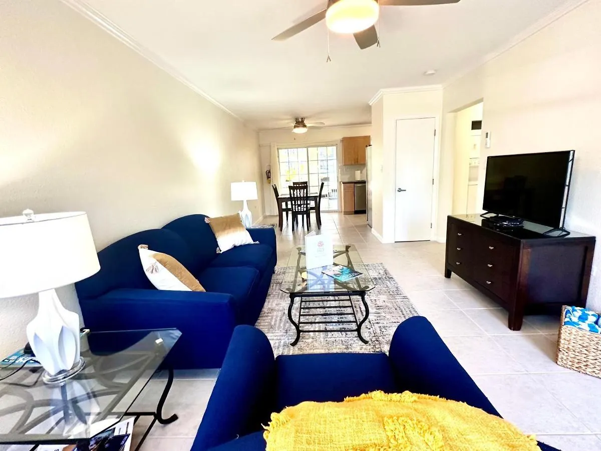 Semesterbostad Snug Harbour View Condo #5 George Town
